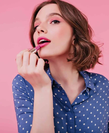4e5217b0-cb8a-4fe2-89f6-521e5864782a-graceful-woman-doing-lips-makeup-bright-wall-indoor-portrait-magnificent-short-haired-girl-posing-with-lipstick-scaled.jpg
